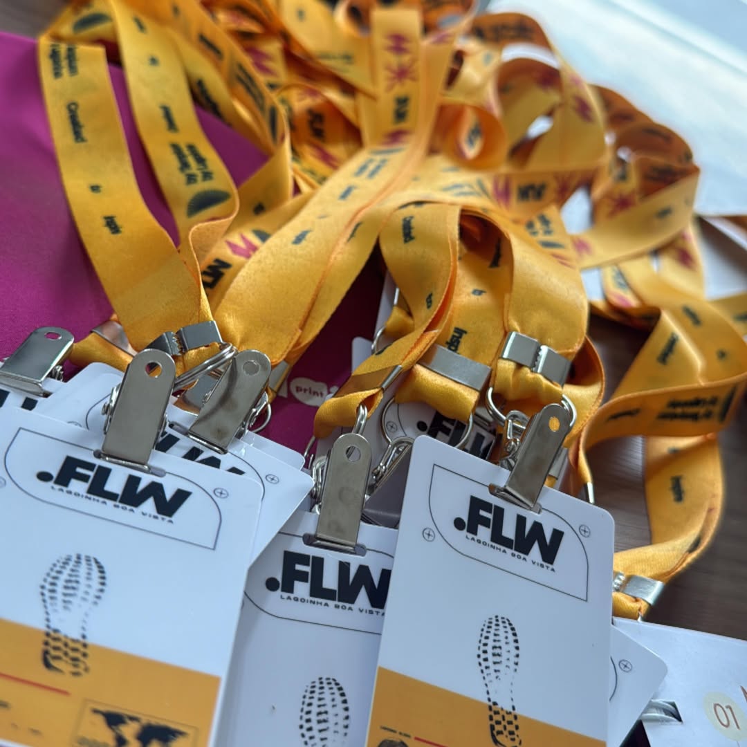 Crachás e cordões personalizados
